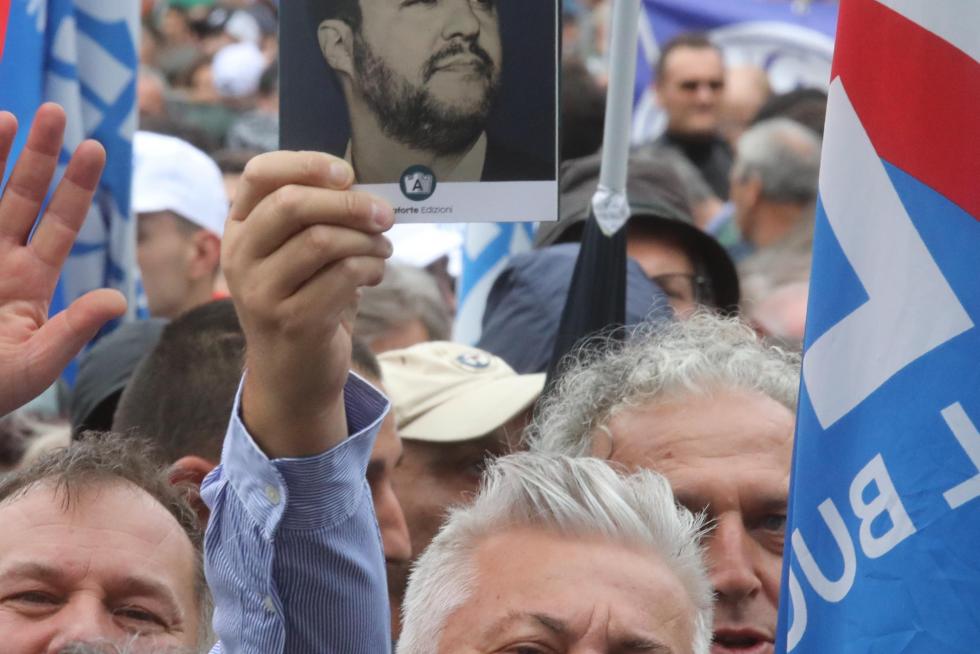 Milan (Italy), 18/05/2019.- Lega party supporters gather in Duomo Square prior to the election campaign rally 'Prima Italia. Il buon senso in Europa' (lit. 'Italy first. The common sense in Europe'), as part of the League electoral campaign for the European elections that will be held on 26 May, in Milan, northern Italy, 18 May 2019. (Elecciones, Italia) EFE/EPA/FLAVIO LO SCALZO Election campaign rally of the Lega party in Milan