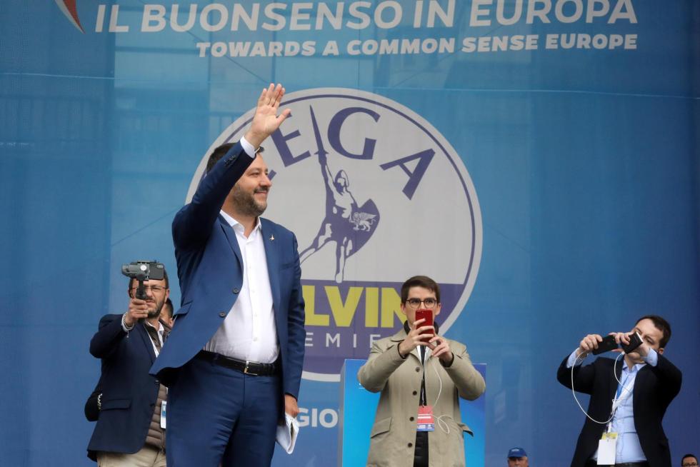 Milan (Italy), 18/05/2019.- Italian Interior Minister, Deputy Premier and leader of Italian party 'Lega' (League), Matteo Salvini, arrives for a political rally in Duomo Square with other European populist parties, in Milan, northern Italy, 18 May 2019. (Elecciones, Italia) EFE/EPA/MATTEO BAZZI Election campaign rally of the Lega party in Milan