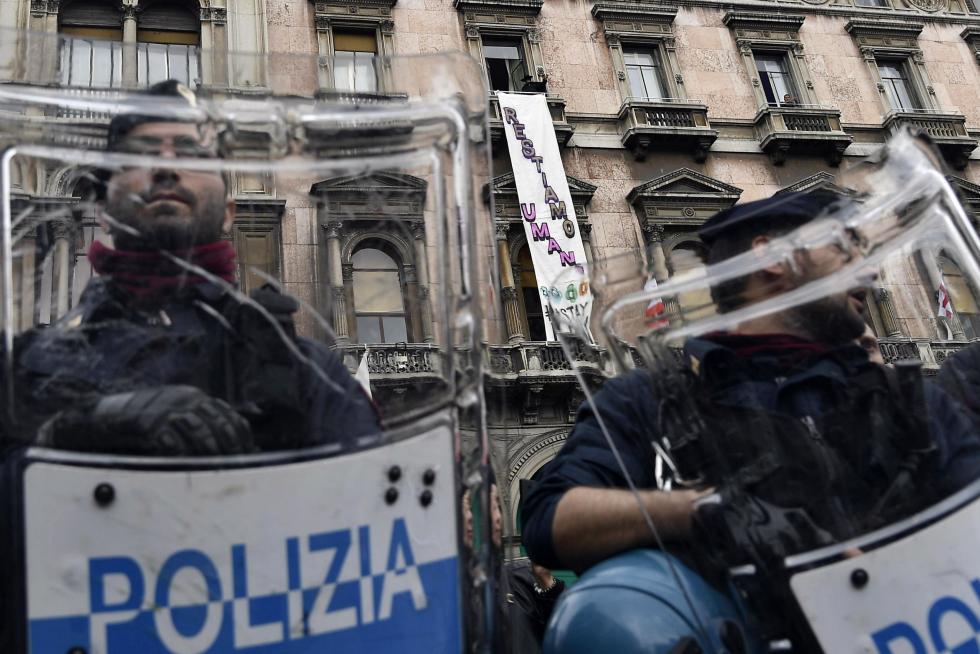 Milan (Italy), 18/05/2019.- A banner reading, both in English and in Italian, 'Let's stay human', has been unrolled during the meeting of European populist parties organized by Italian Interior Minister, Deputy Premier and leader of Italian party 'Lega' (League), Matteo Salvini, in Duomo square in Milan, Italy, 18 May 2019. A man dressed as Zorro with a plastic sword in his hand appeared from the balcony from which it was unrolled. (Elecciones, Italia) EFE/EPA/FLAVIO LO SCALZO Election campaign rally of the Lega party in Milan