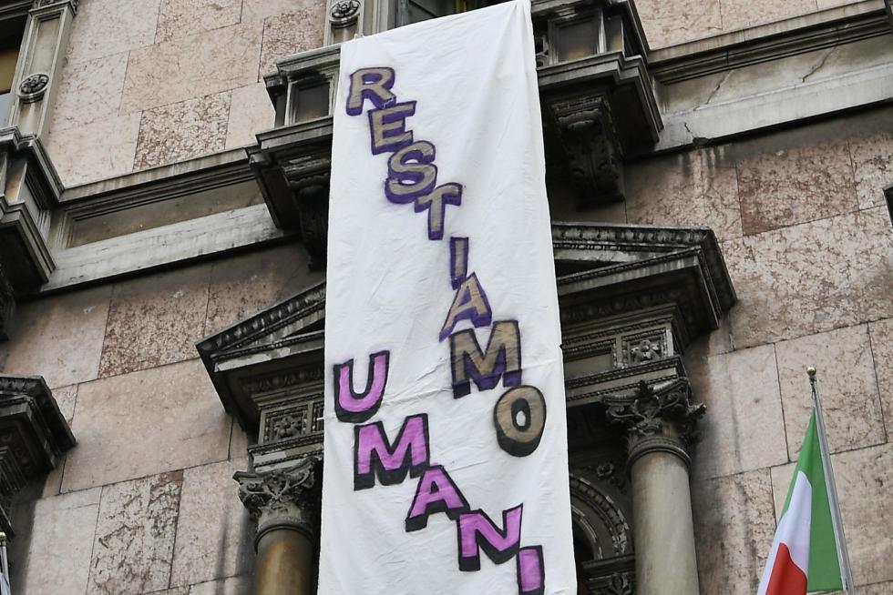 Milan (Italy), 18/05/2019.- A banner reading, both in English and in Italian, 'Let's stay human', has been unrolled during the meeting of European populist parties organized by Italian Interior Minister, Deputy Premier and leader of Italian party 'Lega' (League), Matteo Salvini, in Duomo square in Milan, Italy, 18 May 2019. A man dressed as Zorro with a plastic sword in his hand appeared from the balcony from which it was unrolled. (Elecciones, Italia) EFE/EPA/FLAVIO LO SCALZO Election campaign rally of the Lega party in Milan