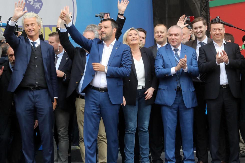 Milan (Italy), 18/05/2019.- Italian Interior Minister, Deputy Premier and leader of Italian party 'Lega' (League), Matteo Salvini, attends a rally with leaders of other European nationalist parties, ahead of the 23-26 May European Parliamentary elections, at the Duomo square in Milan, Italy, 18 May 2019. (Elecciones, Italia) EFE/EPA/MATTEO BAZZI Election campaign rally of the Lega party in Milan