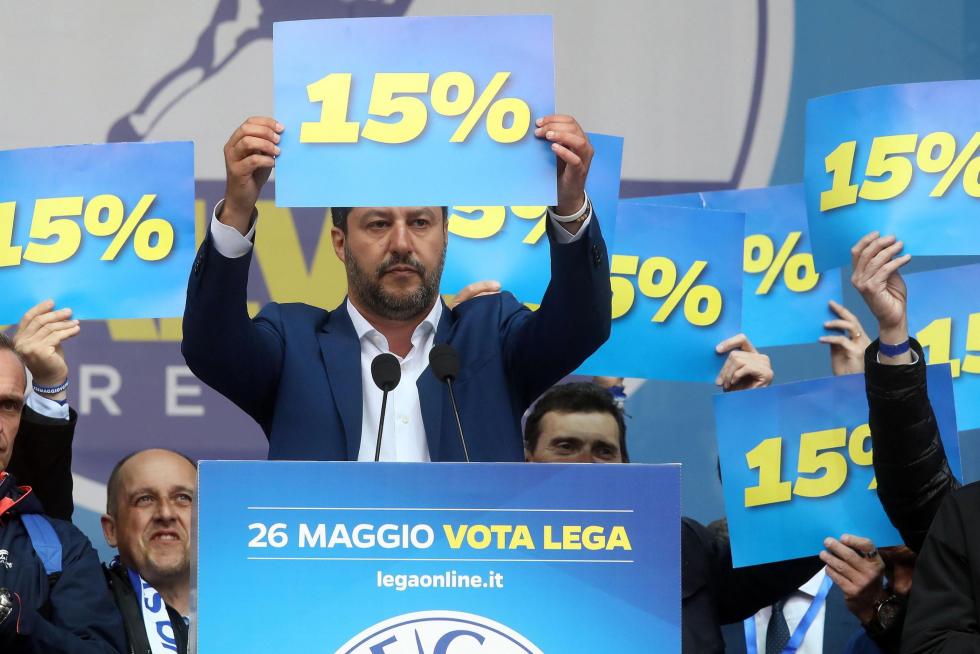 Milan (Italy), 18/05/2019.- Italian Interior Minister, Deputy Premier and leader of Italian party 'Lega' (League), Matteo Salvini (C), with Marine Le Pen, Leader of the French National Front and Dutch far-right politician Geert Wilders (L) of the PVV party attend a rally with leaders of other European nationalist parties, ahead of the 23-26 May European Parliamentary elections, at the Duomo square in Milan, Italy, 18 May 2019. (Elecciones, Italia) EFE/EPA/MATTEO BAZZI Election campaign rally of the Lega party in Milan