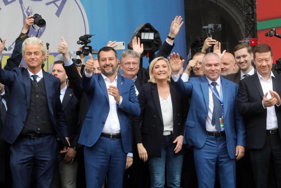 Milan (Italy), 18/05/2019.- Italian Interior Minister, Deputy Premier and leader of Italian party 'Lega' (League), Matteo Salvini, attends a rally with leaders of other European nationalist parties, ahead of the 23-26 May European Parliamentary elections, at the Duomo square in Milan, Italy, 18 May 2019. (Elecciones, Italia) EFE/EPA/MATTEO BAZZI Election campaign rally of the Lega party in Milan