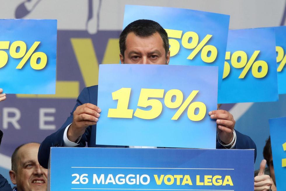 Milan (Italy), 18/05/2019.- Italian Interior Minister, Deputy Premier and leader of Italian party 'Lega' (League), Matteo Salvini (C), with Marine Le Pen, Leader of the French National Front and Dutch far-right politician Geert Wilders (L) of the PVV party attend a rally with leaders of other European nationalist parties, ahead of the 23-26 May European Parliamentary elections, at the Duomo square in Milan, Italy, 18 May 2019. (Elecciones, Italia) EFE/EPA/MATTEO BAZZI Election campaign rally of the Lega party in Milan
