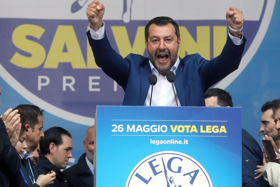 Milan (Italy), 18/05/2019.- Italian Interior Minister, Deputy Premier and leader of Italian party 'Lega' (League), Matteo Salvini, attends a rally with leaders of other European nationalist parties, ahead of the 23-26 May European Parliamentary elections, at the Duomo square in Milan, Italy, 18 May 2019. (Elecciones, Italia) EFE/EPA/MATTEO BAZZI Election campaign rally of the Lega party in Milan