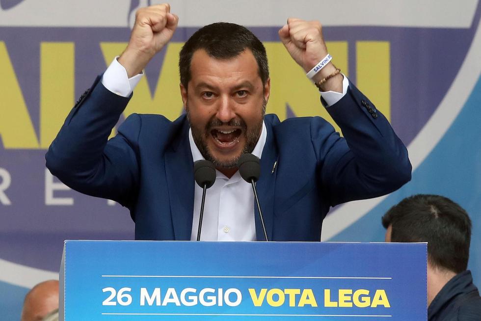 Milan (Italy), 18/05/2019.- Italian Interior Minister, Deputy Premier and leader of Italian party 'Lega' (League), Matteo Salvini, attends a rally with leaders of other European nationalist parties, ahead of the 23-26 May European Parliamentary elections, at the Duomo square in Milan, Italy, 18 May 2019. (Elecciones, Italia) EFE/EPA/MATTEO BAZZI Election campaign rally of the Lega party in Milan