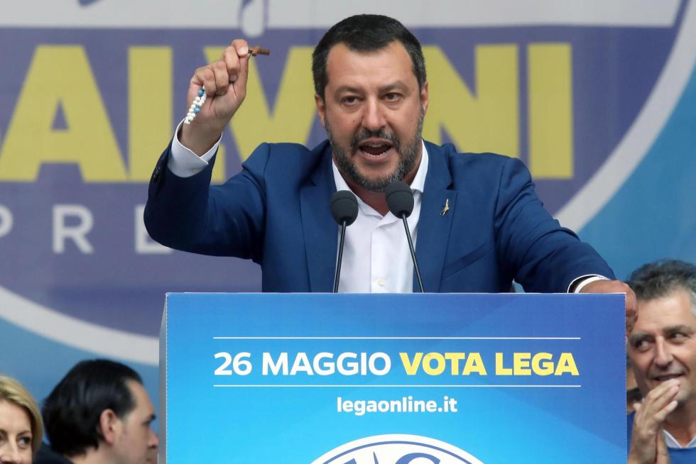 Milan (Italy), 18/05/2019.- Italian Interior Minister, Deputy Premier and leader of Italian party 'Lega' (League), Matteo Salvini, attends a rally with leaders of other European nationalist parties, ahead of the 23-26 May European Parliamentary elections, at the Duomo square in Milan, Italy, 18 May 2019. (Elecciones, Italia) EFE/EPA/MATTEO BAZZI Election campaign rally of the Lega party in Milan
