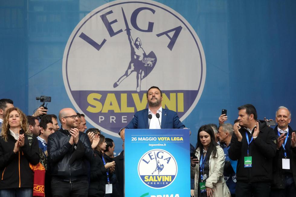 Milan (Italy), 18/05/2019.- Italian Interior Minister, Deputy Premier and leader of Italian party 'Lega' (League), Matteo Salvini, attends a rally with leaders of other European nationalist parties, ahead of the 23-26 May European Parliamentary elections, at the Duomo square in Milan, Italy, 18 May 2019. (Elecciones, Italia) EFE/EPA/MATTEO BAZZI Election campaign rally of the Lega party in Milan