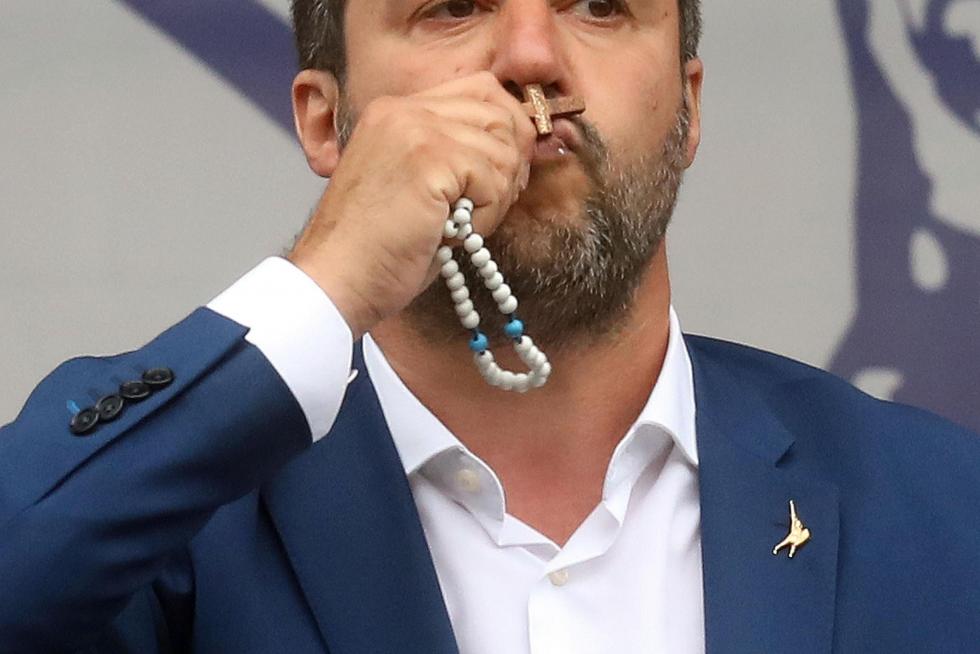 Milan (Italy), 18/05/2019.- Italian Interior Minister, Deputy Premier and leader of Italian party 'Lega' (League), Matteo Salvini, attends a rally with leaders of other European nationalist parties, ahead of the 23-26 May European Parliamentary elections, at the Duomo square in Milan, Italy, 18 May 2019. (Elecciones, Italia) EFE/EPA/MATTEO BAZZI Election campaign rally of the Lega party in Milan