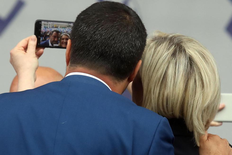 Milan (Italy), 18/05/2019.- Italian Interior Minister, Deputy Premier and leader of Italian party 'Lega' (League), Matteo Salvini, kisses a rosary during the rally with leaders of other European nationalist parties, ahead of the 23-26 May European Parliamentary elections, at the Duomo square in Milan, Italy, 18 May 2019. (Elecciones, Italia) EFE/EPA/MATTEO BAZZI Election campaign rally of the Lega party in Milan