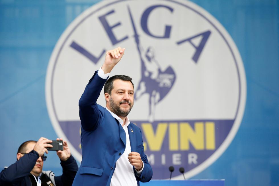 Milan (Italy), 18/05/2019.- Italian Interior Minister, Deputy Premier and leader of Italian party 'Lega' (League), Matteo Salvini, taks a selfie with French Marine Le Pen, president of the Rassemblement National (RN) far-right party during the rally with leaders of other European nationalist parties, ahead of the 23-26 May European Parliamentary elections, at the Duomo square in Milan, Italy, 18 May 2019. (Elecciones, Italia) EFE/EPA/MATTEO BAZZI Election campaign rally of the Lega party in Milan