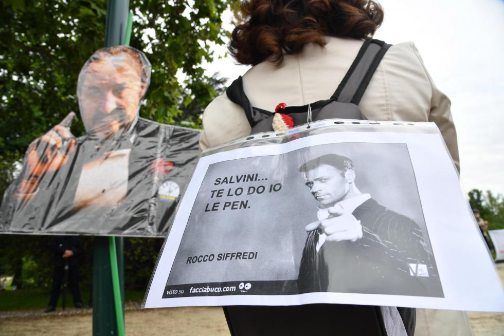 Milan (Italy), 18/05/2019.- People take part with banners and flags in a anti-fascist demonstration in Milan, Italy, 18 May 2019. Demonstrators protest against a political rally of the Italian Interior Minister, Deputy Premier and Secretary of Italian party 'Lega' (League), Matteo Salvini, held in the Duomo square of Milan with other populist parties, some from the far-right, including France's National Rally and Alternative for Germany. (Protestas, Francia, Alemania, Italia) EFE/EPA/Daniel Dal Zennaro Anti-fascist demonstration in Milan
