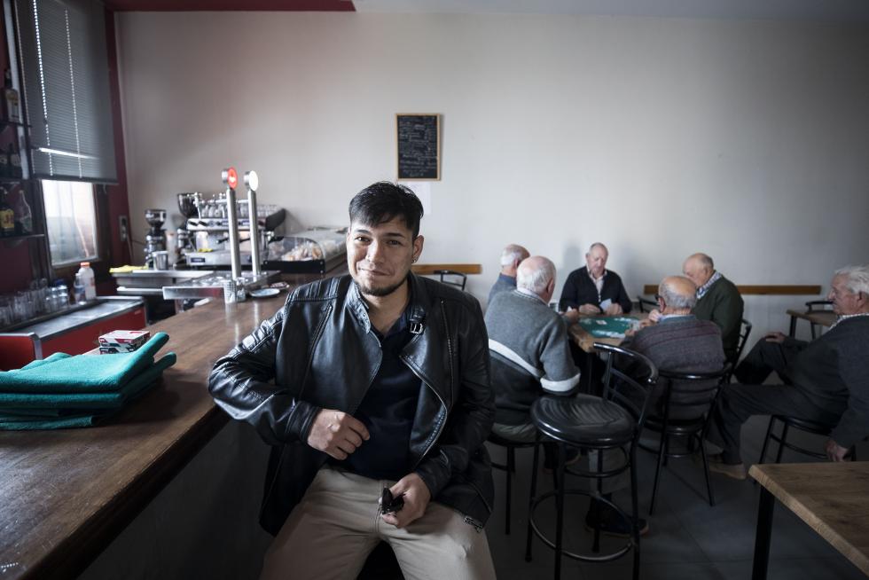 El pueblo se sostiene por el sector primario, pero ha sabido levantar sus valores patrimoniales y su bar atrae comensales de pueblos cercanos; solamente faltan más opciones laborales.