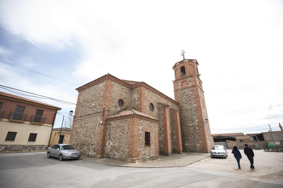 El pueblo se sostiene por el sector primario, pero ha sabido levantar sus valores patrimoniales y su bar atrae comensales de pueblos cercanos; solamente faltan más opciones laborales.