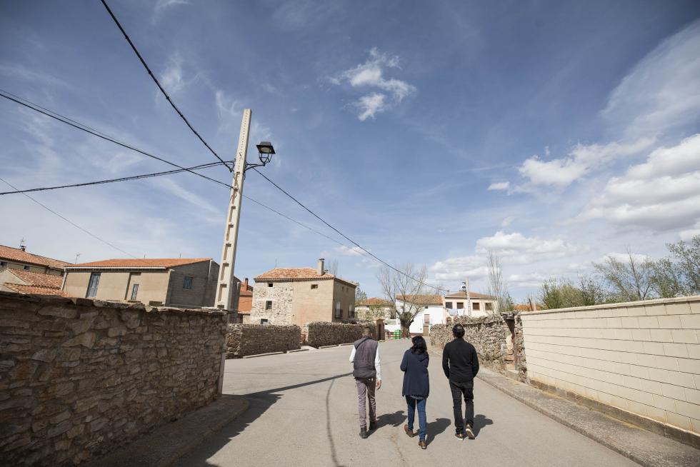 El pueblo se sostiene por el sector primario, pero ha sabido levantar sus valores patrimoniales y su bar atrae comensales de pueblos cercanos; solamente faltan más opciones laborales.