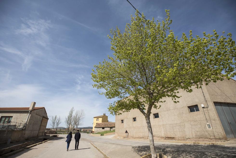 El pueblo se sostiene por el sector primario, pero ha sabido levantar sus valores patrimoniales y su bar atrae comensales de pueblos cercanos; solamente faltan más opciones laborales.