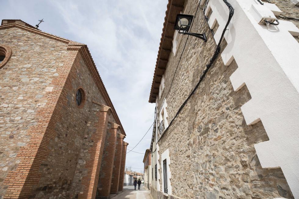 El pueblo se sostiene por el sector primario, pero ha sabido levantar sus valores patrimoniales y su bar atrae comensales de pueblos cercanos; solamente faltan más opciones laborales.