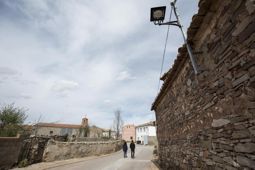 El pueblo se sostiene por el sector primario, pero ha sabido levantar sus valores patrimoniales y su bar atrae comensales de pueblos cercanos; solamente faltan más opciones laborales.