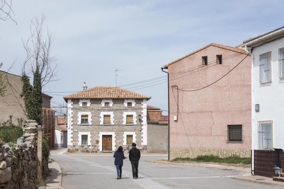 El pueblo se sostiene por el sector primario, pero ha sabido levantar sus valores patrimoniales y su bar atrae comensales de pueblos cercanos; solamente faltan más opciones laborales.