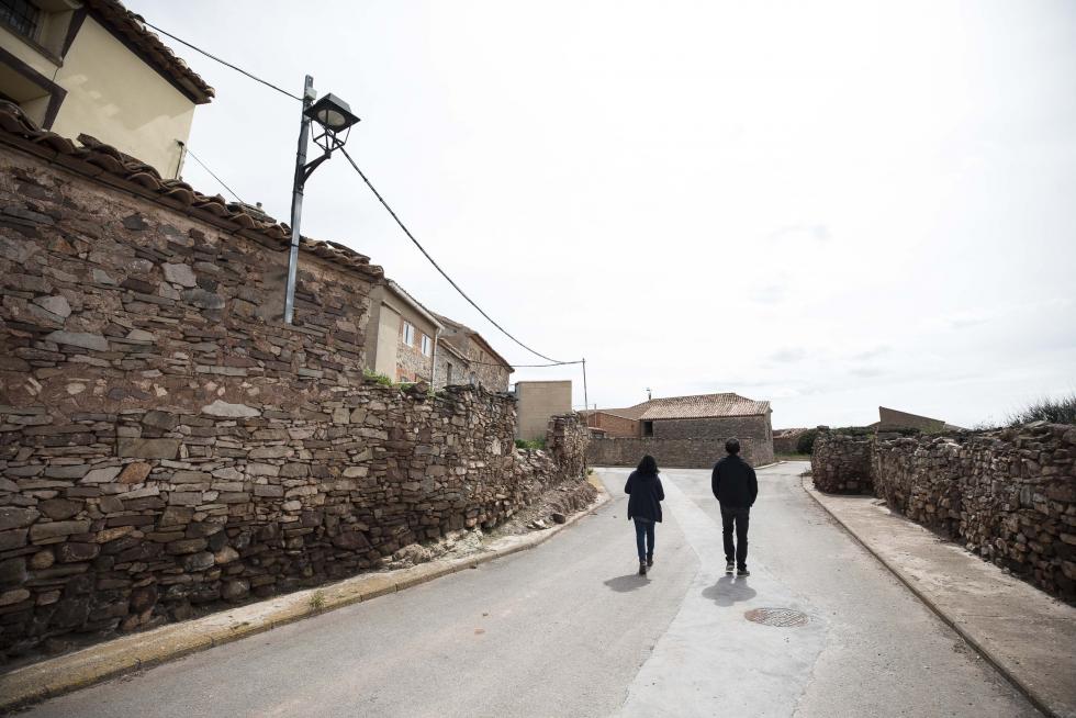 El pueblo se sostiene por el sector primario, pero ha sabido levantar sus valores patrimoniales y su bar atrae comensales de pueblos cercanos; solamente faltan más opciones laborales.