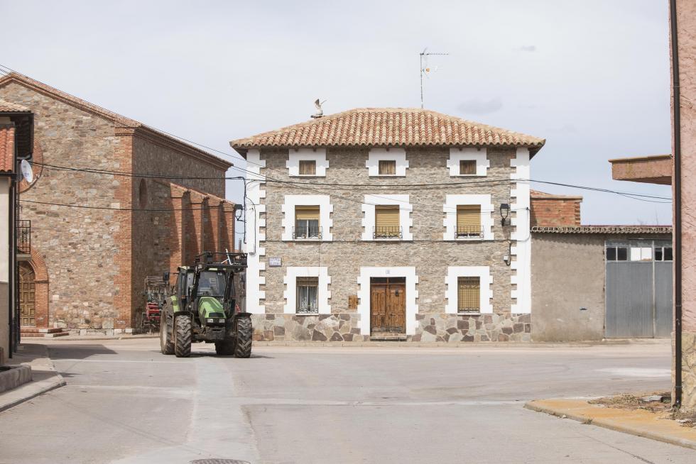 El pueblo se sostiene por el sector primario, pero ha sabido levantar sus valores patrimoniales y su bar atrae comensales de pueblos cercanos; solamente faltan más opciones laborales.