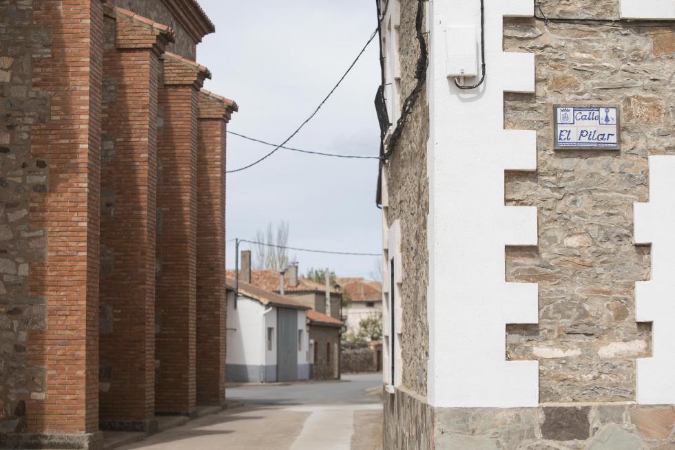 El pueblo se sostiene por el sector primario, pero ha sabido levantar sus valores patrimoniales y su bar atrae comensales de pueblos cercanos; solamente faltan más opciones laborales.
