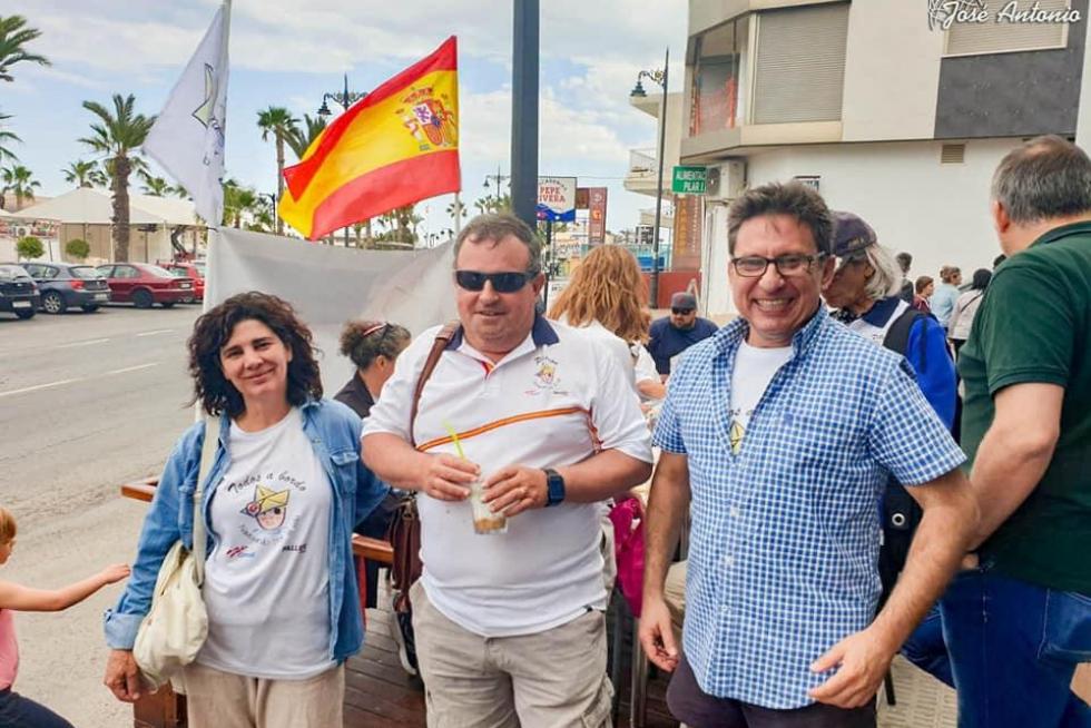Un trabajador jubilado de la Opel, que estuvo más de 40 años en Aragón, quiere traer su iniciativa solidaria a la Comunidad para ayudar a niños enfermos. Este fin de semana arrancó en Murcia su proyecto solidario, con 13 afectados y sus familias a bordo de 14 barcos.