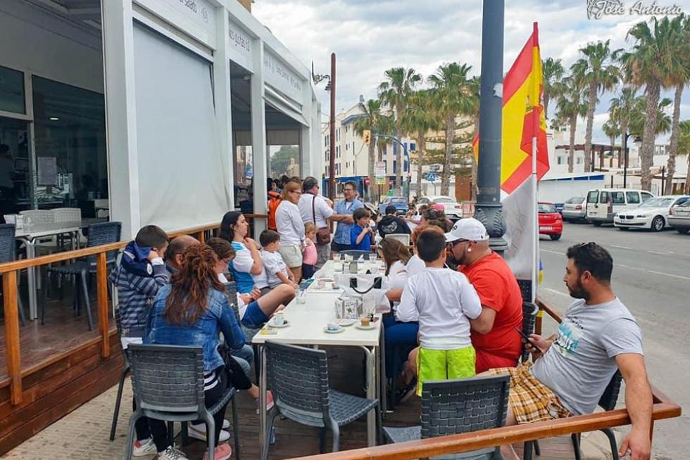 Un trabajador jubilado de la Opel, que estuvo más de 40 años en Aragón, quiere traer su iniciativa solidaria a la Comunidad para ayudar a niños enfermos. Este fin de semana arrancó en Murcia su proyecto solidario, con 13 afectados y sus familias a bordo de 14 barcos.