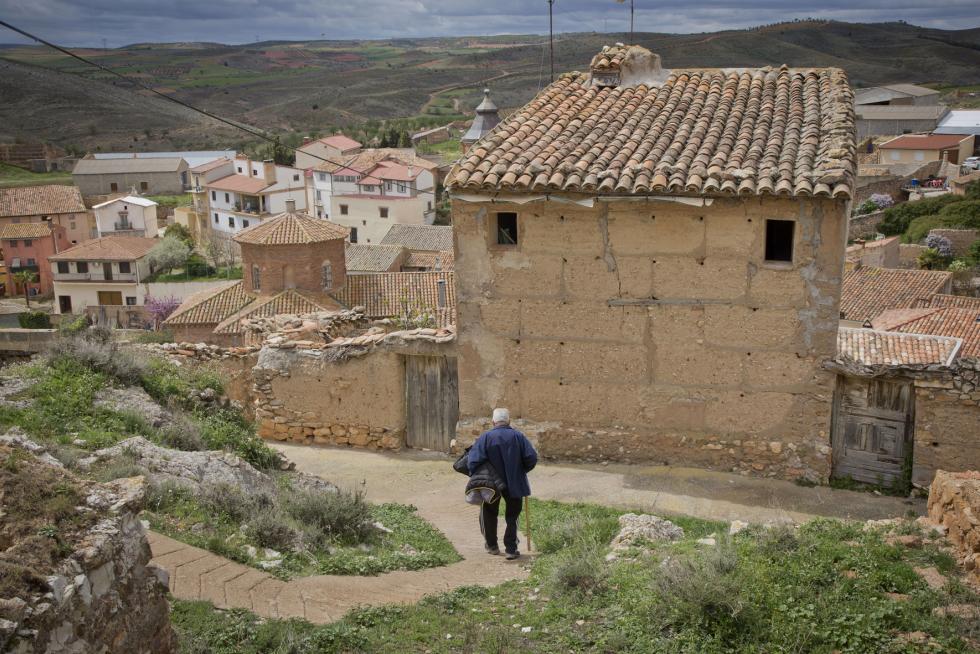 Castor Ciria pierde la cuenta de los kilómetros que hacen al cabo del año en su empresa de distribución de bebidas, que resiste frente al avance de la despoblación.
