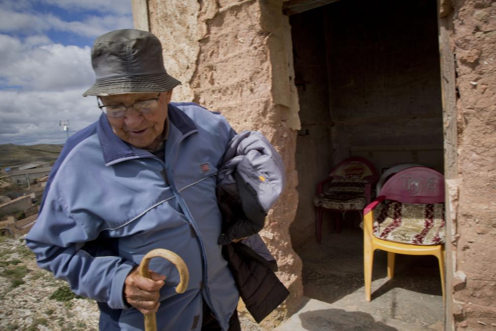 Castor Ciria pierde la cuenta de los kilómetros que hacen al cabo del año en su empresa de distribución de bebidas, que resiste frente al avance de la despoblación.