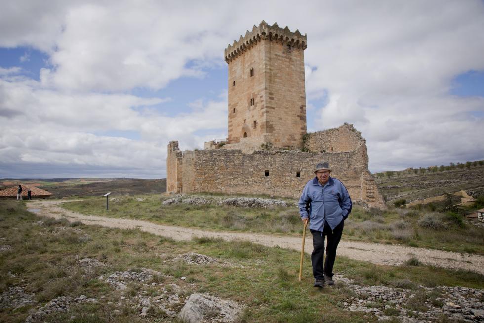 Castor Ciria pierde la cuenta de los kilómetros que hacen al cabo del año en su empresa de distribución de bebidas, que resiste frente al avance de la despoblación.