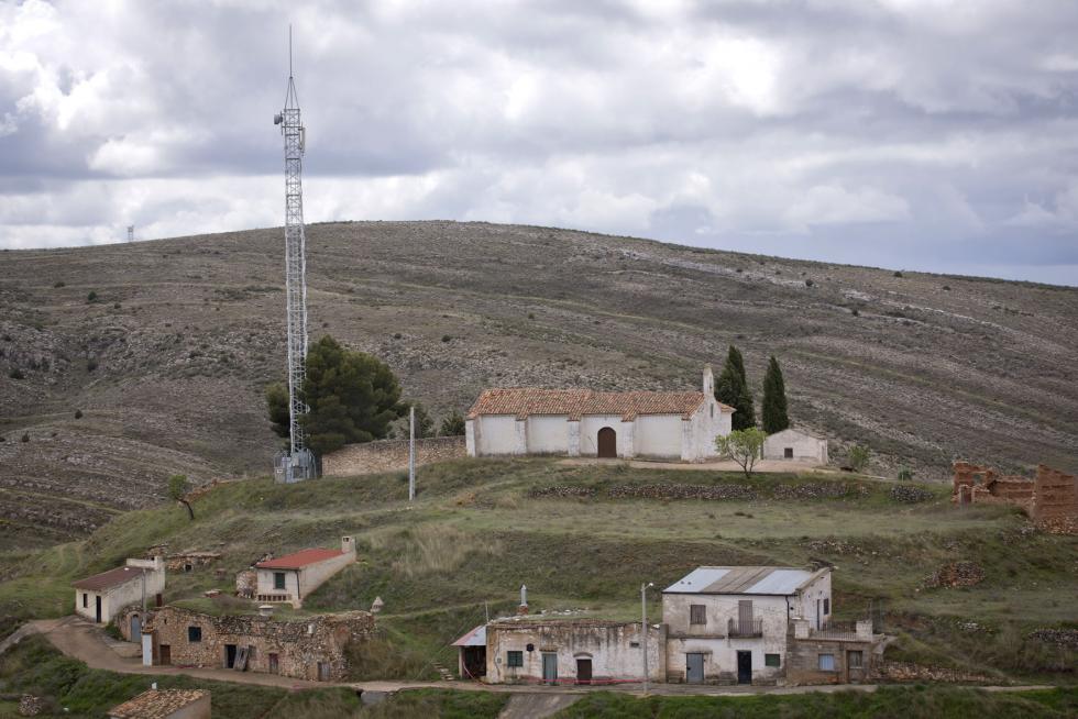 Castor Ciria pierde la cuenta de los kilómetros que hacen al cabo del año en su empresa de distribución de bebidas, que resiste frente al avance de la despoblación.