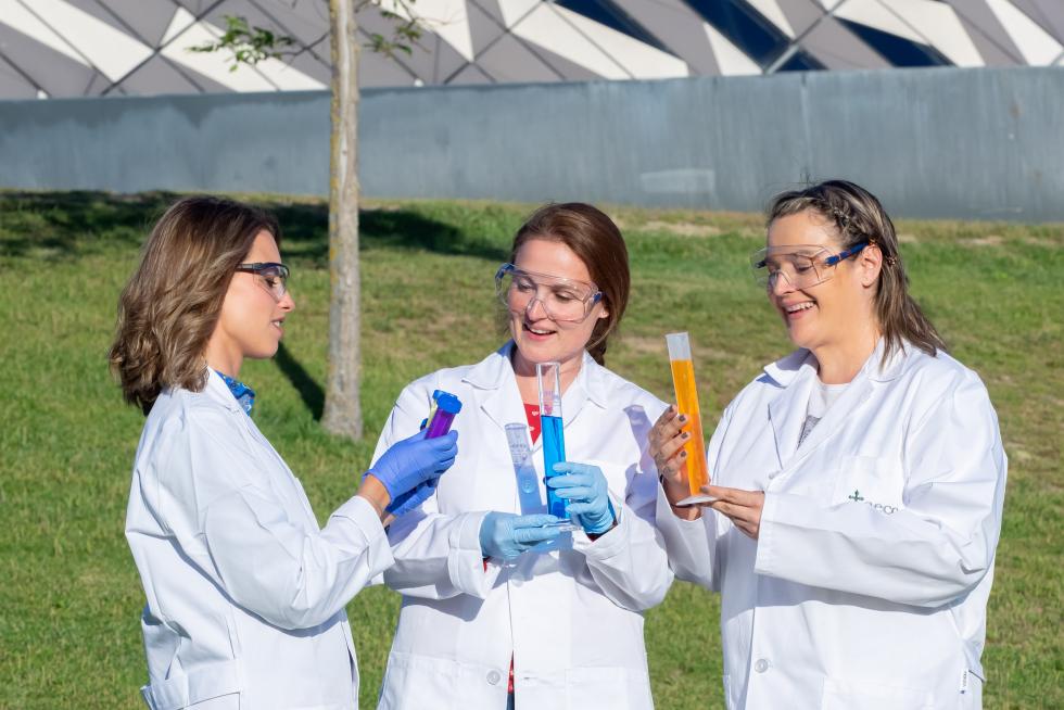 De izquierda a derecha, las investigadoras de la AECC en Aragón Noelia Mendoza, Patricia Sancho y Pilar Martín.