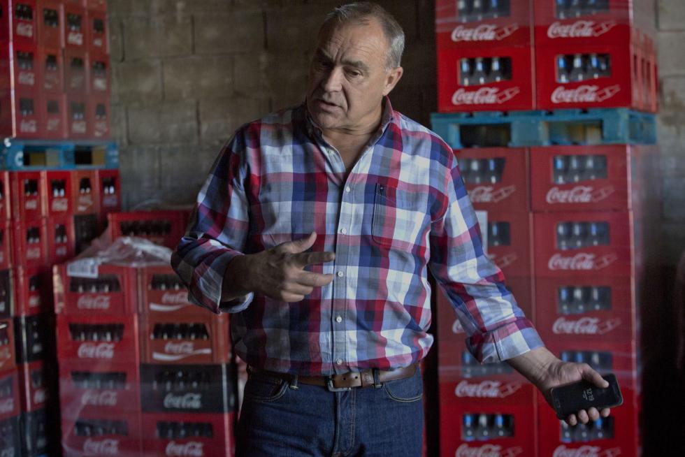 Castor Ciria pierde la cuenta de los kilómetros que hacen al cabo del año en su empresa de distribución de bebidas, que resiste frente al avance de la despoblación.
