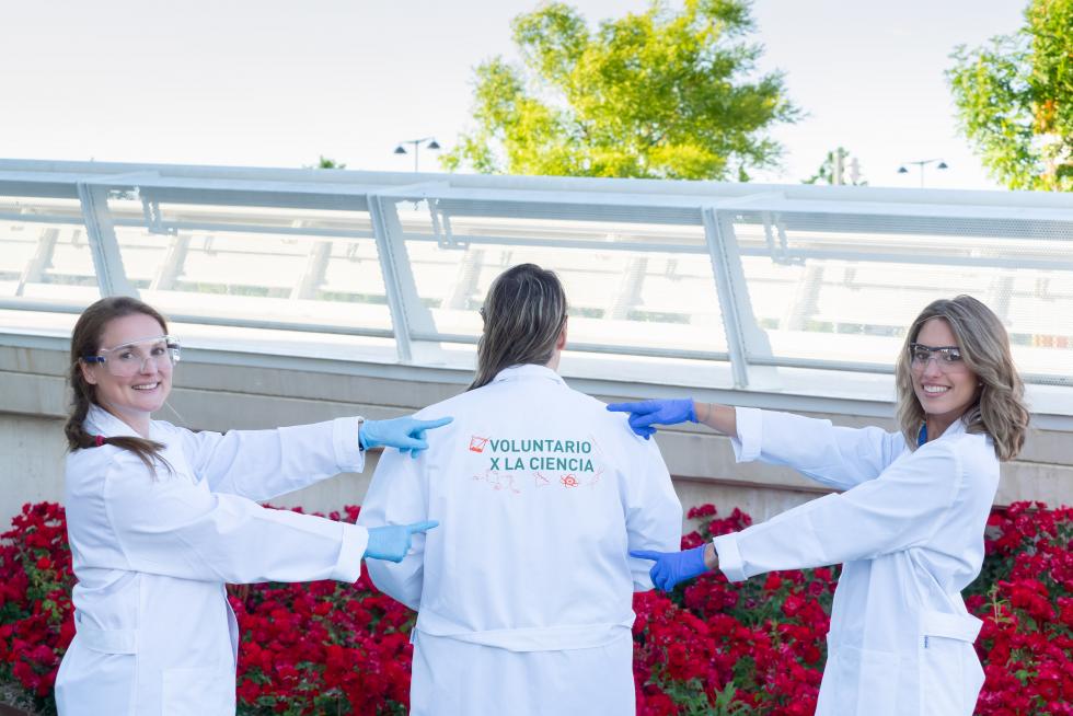 Las tres investigadoras participan en el proyecto 'Voluntariado por la ciencia', puesto en marcha por la AECC de forma pionera en Aragón.
