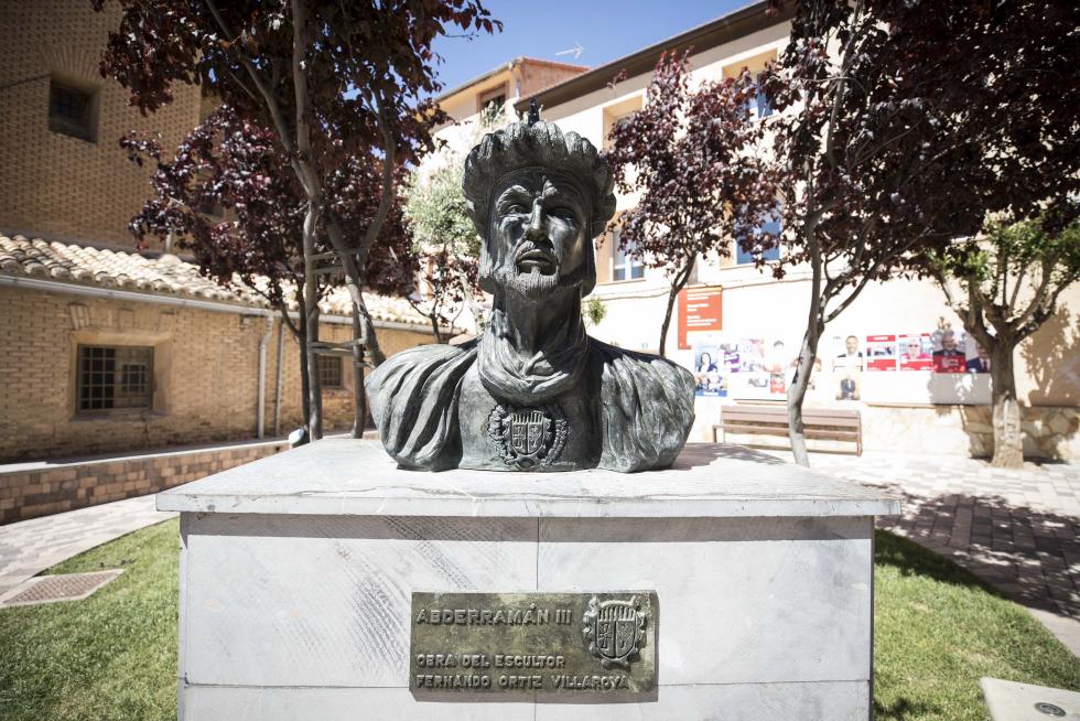 El municipio, que incluye el barrio de Santa Fe y está muy próximo a Zaragoza, es un saludable hervidero cultural y cuenta con firmas punteras en el terreno del molde y la grafía térmica.