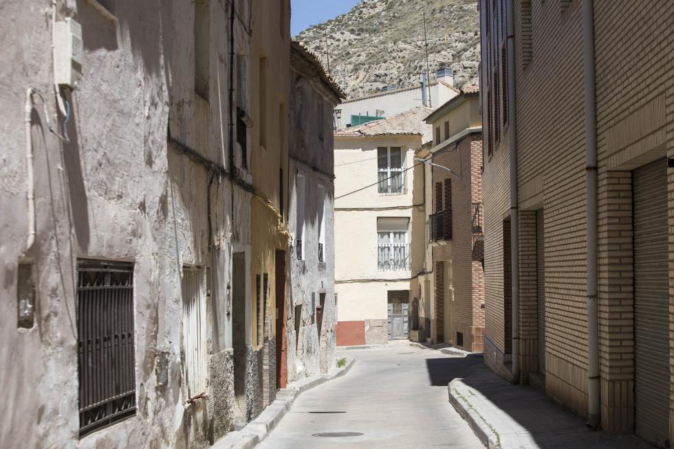 El municipio, que incluye el barrio de Santa Fe y está muy próximo a Zaragoza, es un saludable hervidero cultural y cuenta con firmas punteras en el terreno del molde y la grafía térmica.