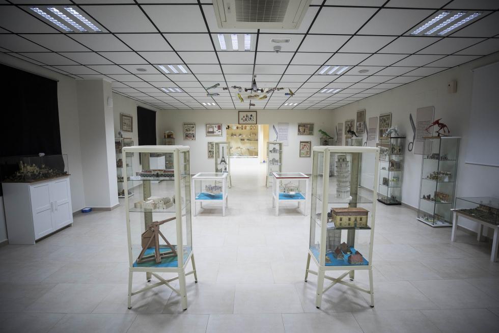 Además de seguir apostando por su gran riqueza de siempre, las aguas termales, el municipio amplía su oferta cultural y de servicios con el Museo del Juguete Recortable y varios comercios.