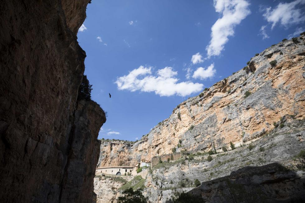 Además de seguir apostando por su gran riqueza de siempre, las aguas termales, el municipio amplía su oferta cultural y de servicios con el Museo del Juguete Recortable y varios comercios.