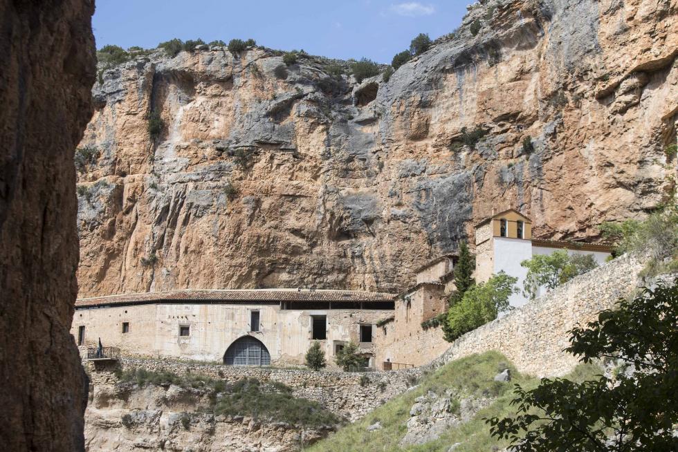 Además de seguir apostando por su gran riqueza de siempre, las aguas termales, el municipio amplía su oferta cultural y de servicios con el Museo del Juguete Recortable y varios comercios.