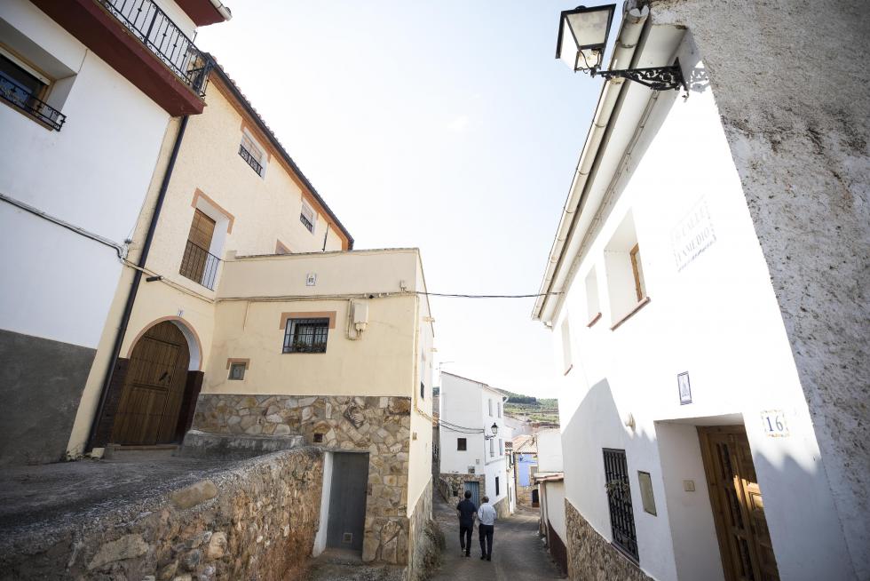 Además de seguir apostando por su gran riqueza de siempre, las aguas termales, el municipio amplía su oferta cultural y de servicios con el Museo del Juguete Recortable y varios comercios.