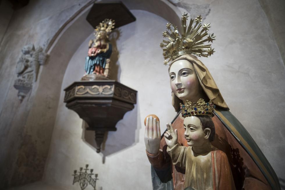 Para los amantes de la historia, la ermita de la Virgen del Camino es una fiesta para los sentidos; su espectacular entorno natural monopoliza la vista, desde los acuíferos al monte.