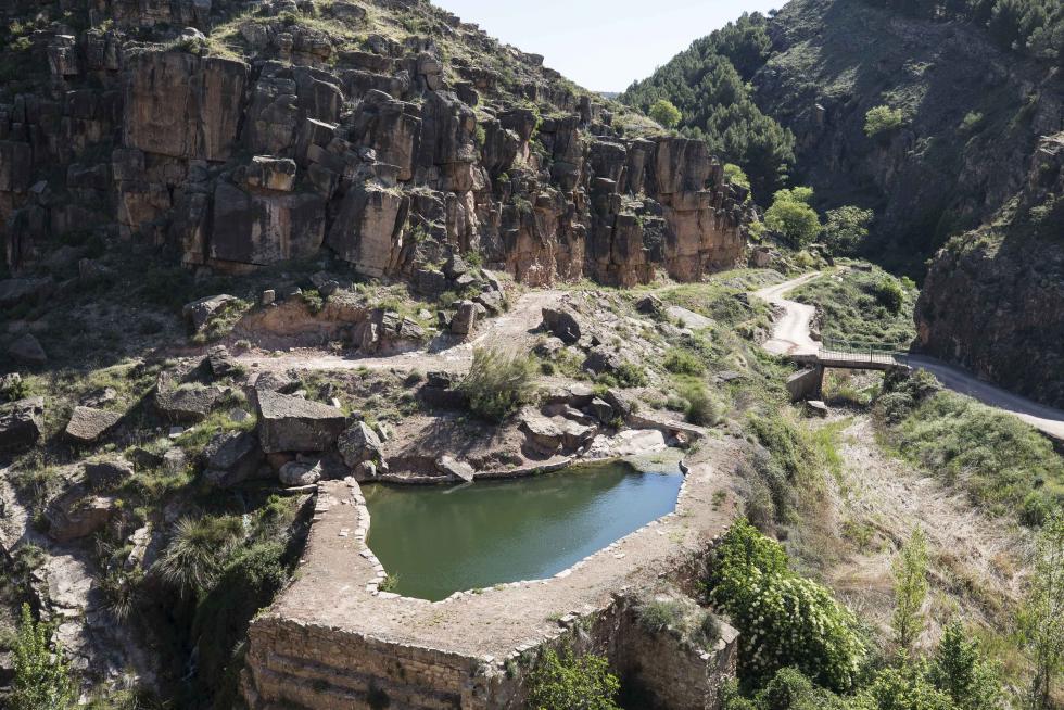 Para los amantes de la historia, la ermita de la Virgen del Camino es una fiesta para los sentidos; su espectacular entorno natural monopoliza la vista, desde los acuíferos al monte.