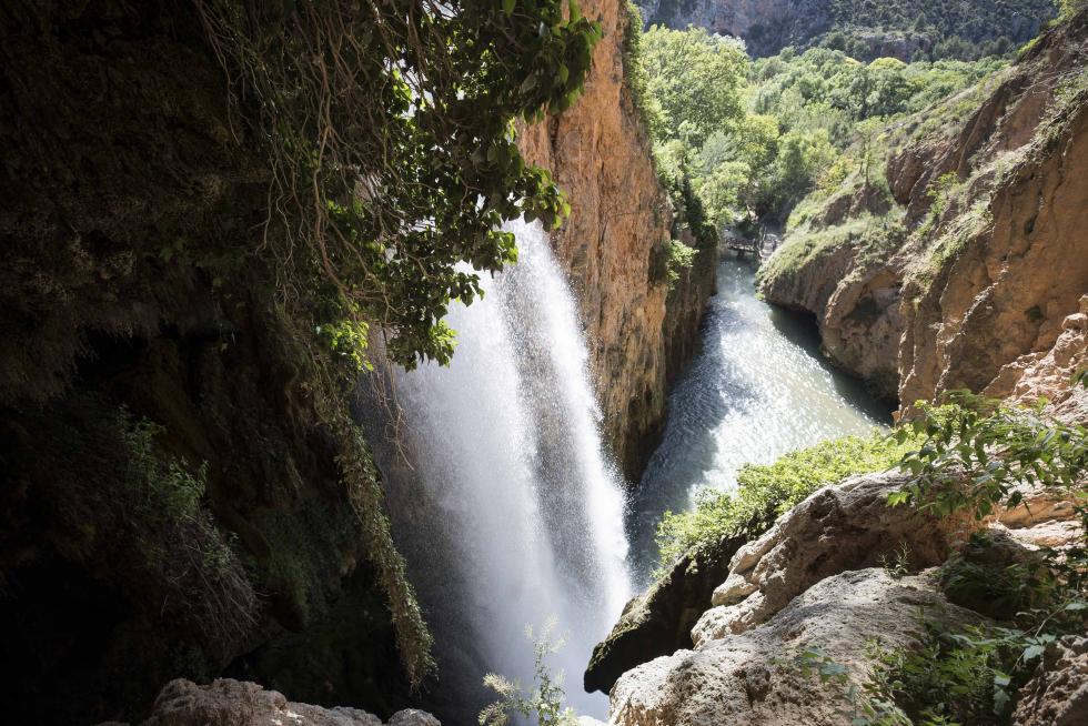 El incuestionable gancho turístico de uno de los lugares más visitados de Aragón (y de España) es compatible con la visita a la localidad que lo alberga, consagrada al sector de servicios.