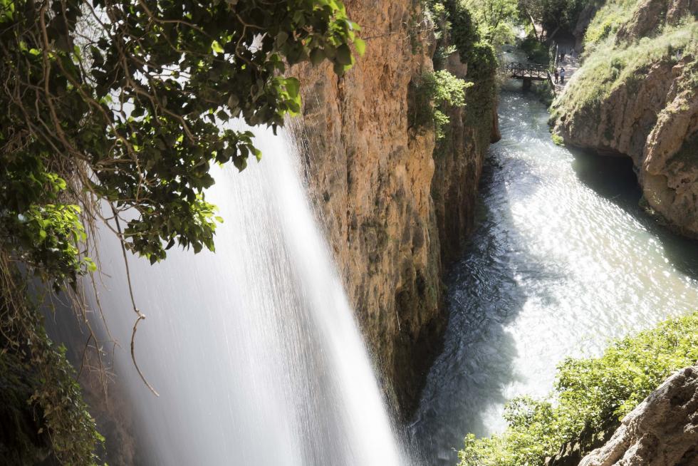 El incuestionable gancho turístico de uno de los lugares más visitados de Aragón (y de España) es compatible con la visita a la localidad que lo alberga, consagrada al sector de servicios.