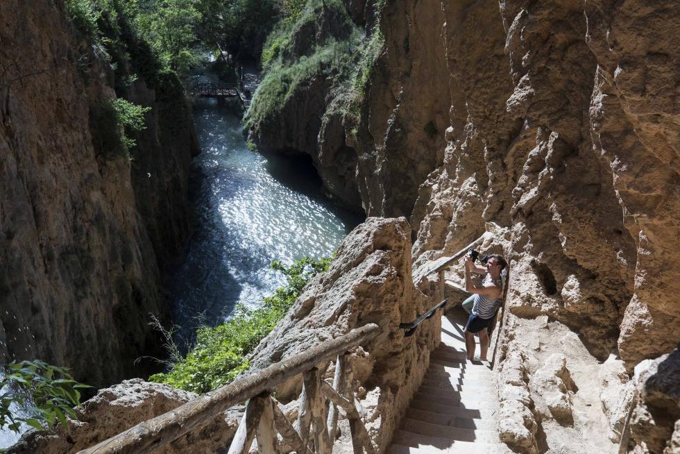 El incuestionable gancho turístico de uno de los lugares más visitados de Aragón (y de España) es compatible con la visita a la localidad que lo alberga, consagrada al sector de servicios.
