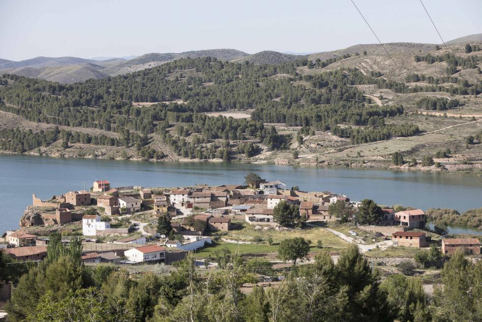 El incuestionable gancho turístico de uno de los lugares más visitados de Aragón (y de España) es compatible con la visita a la localidad que lo alberga, consagrada al sector de servicios.