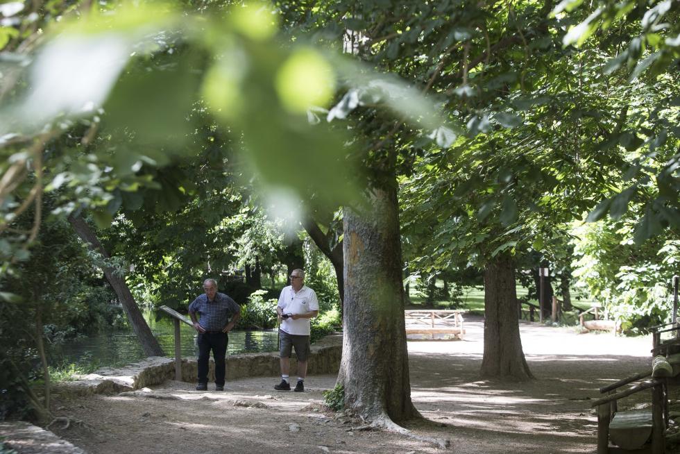 El incuestionable gancho turístico de uno de los lugares más visitados de Aragón (y de España) es compatible con la visita a la localidad que lo alberga, consagrada al sector de servicios.