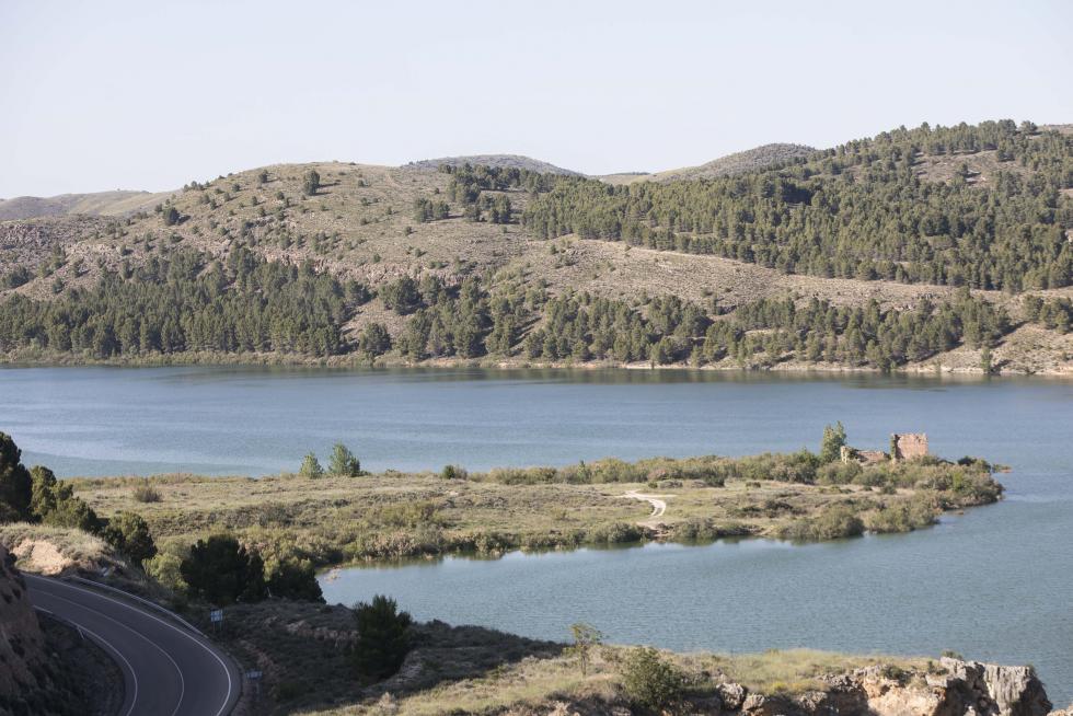 El incuestionable gancho turístico de uno de los lugares más visitados de Aragón (y de España) es compatible con la visita a la localidad que lo alberga, consagrada al sector de servicios.