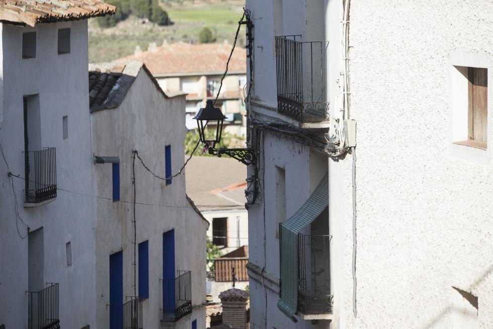 El incuestionable gancho turístico de uno de los lugares más visitados de Aragón (y de España) es compatible con la visita a la localidad que lo alberga, consagrada al sector de servicios.